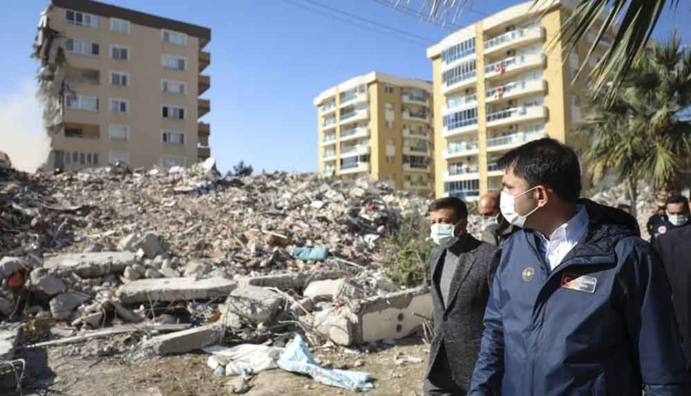 İzmir'de ağır hasarlı 376 bina 'acil' yıkılacak