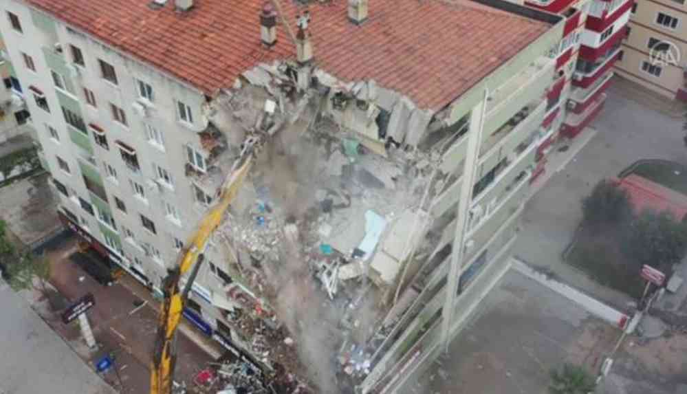 İzmir'de ağır hasarlı bina kontrollü yıkım yapılırken çöktü