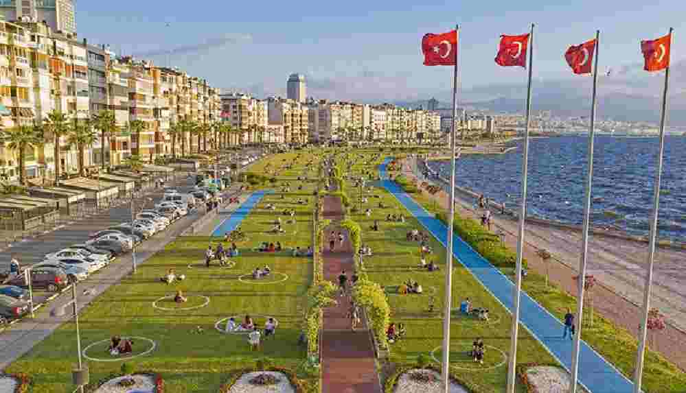 İzmir'de sahillerde oturmak yasaklandı