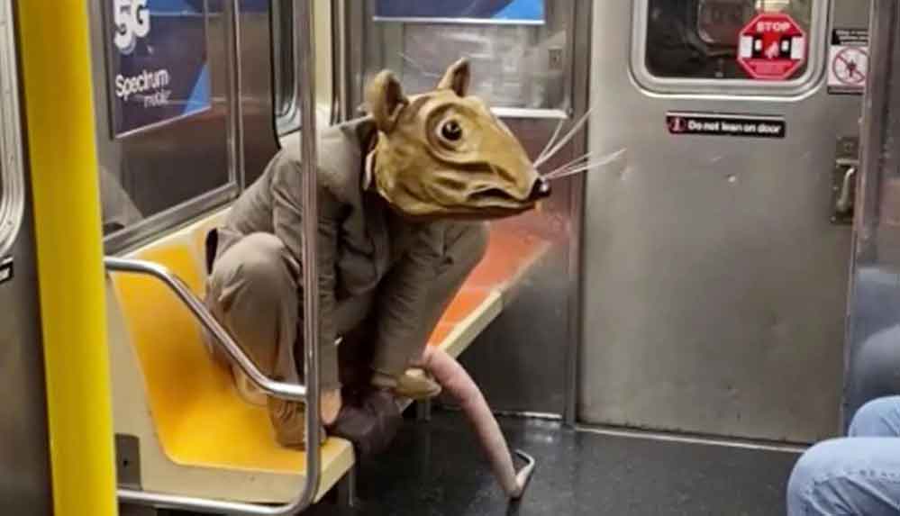New York metrosuna dev fare kılığında binen sanatçı: Sosyal mesafeyi korumak zor olmuyor