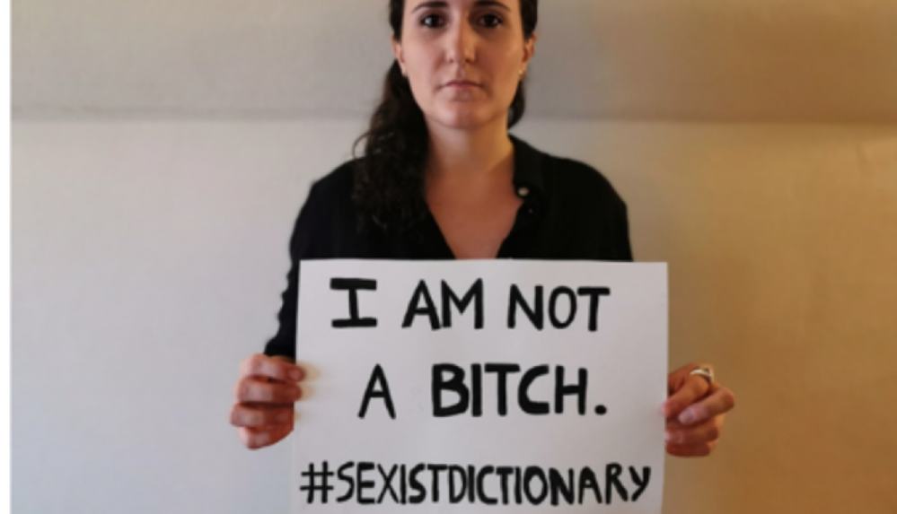 Oxford İngilizce Sözlüğü _cinsiyetçi_ olduğu şikayetleri üzerine _kadın_ tanımını değiştirdi