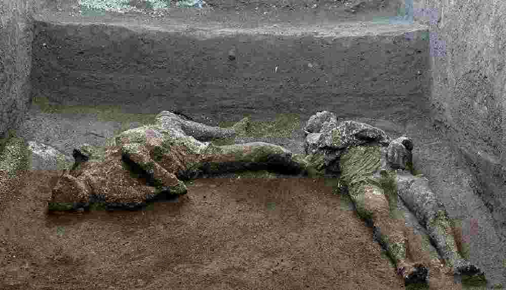 Pompei'de küllerle kaplı iki insan bedeni bulundu