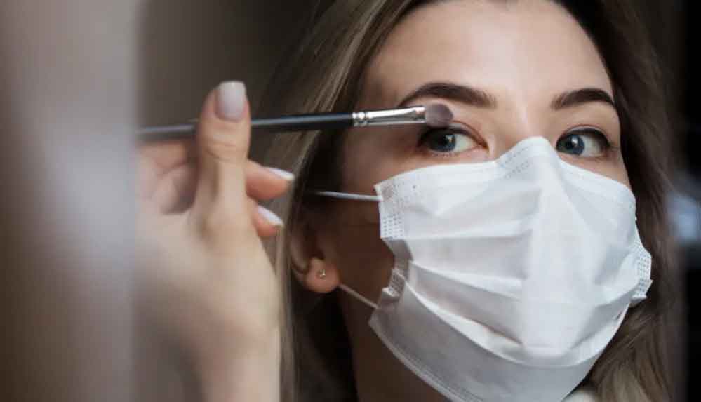 Rusya'da tıbbi maske kullanımı göz makyajı ürünlerinin satışlarını artırdı