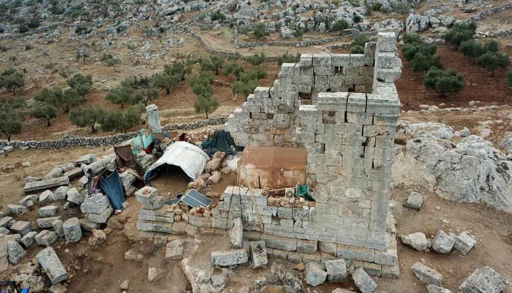 Savaştan kaçan Suriyeliler, Türkiye sınırındaki antik kente yerleşti
