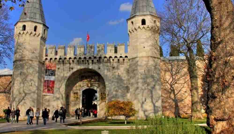 Topkapı Sarayı’nda ağaçlar kesildi, askeri okul binası yıkıldı