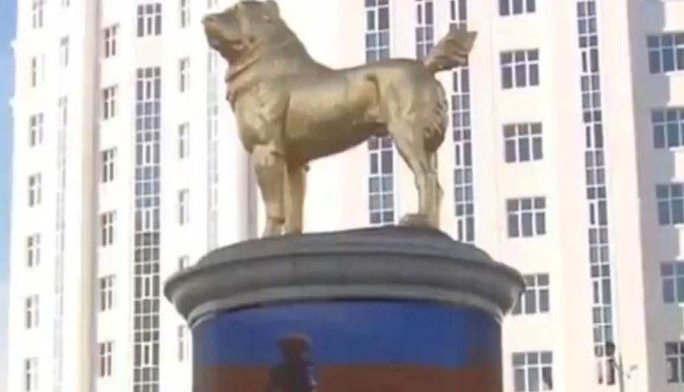 Türkmenistan lideri köpeğinin heykelini diktirdi!