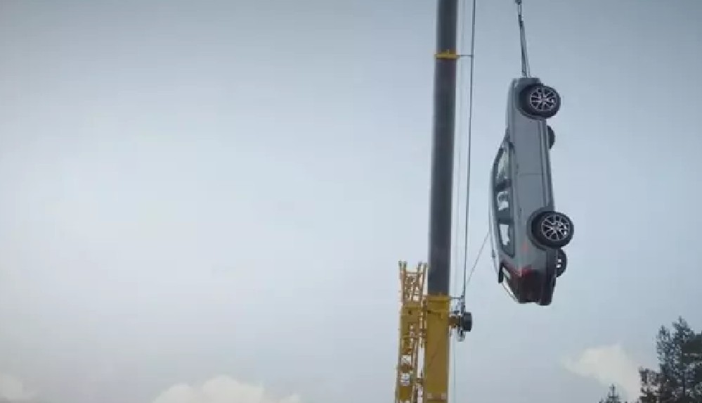 Ünlü otomobil markasından ilginç güvenlik testi! 30 metreden aşağı attılar