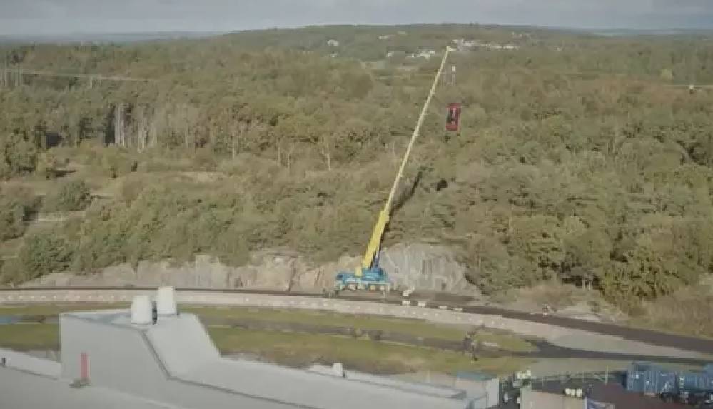 Ünlü otomobil markasından ilginç güvenlik testi! 30 metreden aşağı attılar