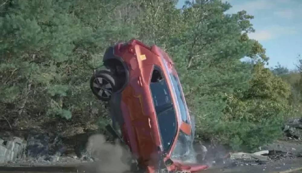 Ünlü otomobil markasından ilginç güvenlik testi! 30 metreden aşağı attılar