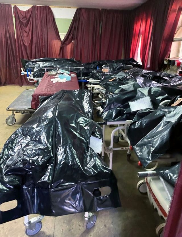 Babasının cenazesi için morga girdi: Şoke eden görüntüleri paylaştı 3 Babasının cenazesi için morga girdi: Şoke eden görüntüleri paylaştı