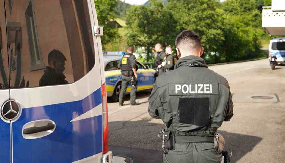 Almanya'da bir araç yayaların arasına daldı_ İki kişi hayatını kaybetti, çok sayıda yaralı var