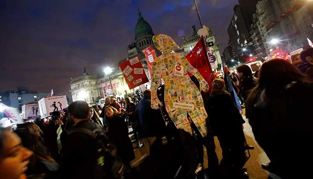 Arjantin'de-kadın-cinayetine-tepki-gösteren-kadınlar,-adalet-sarayı-ateşe-verdi