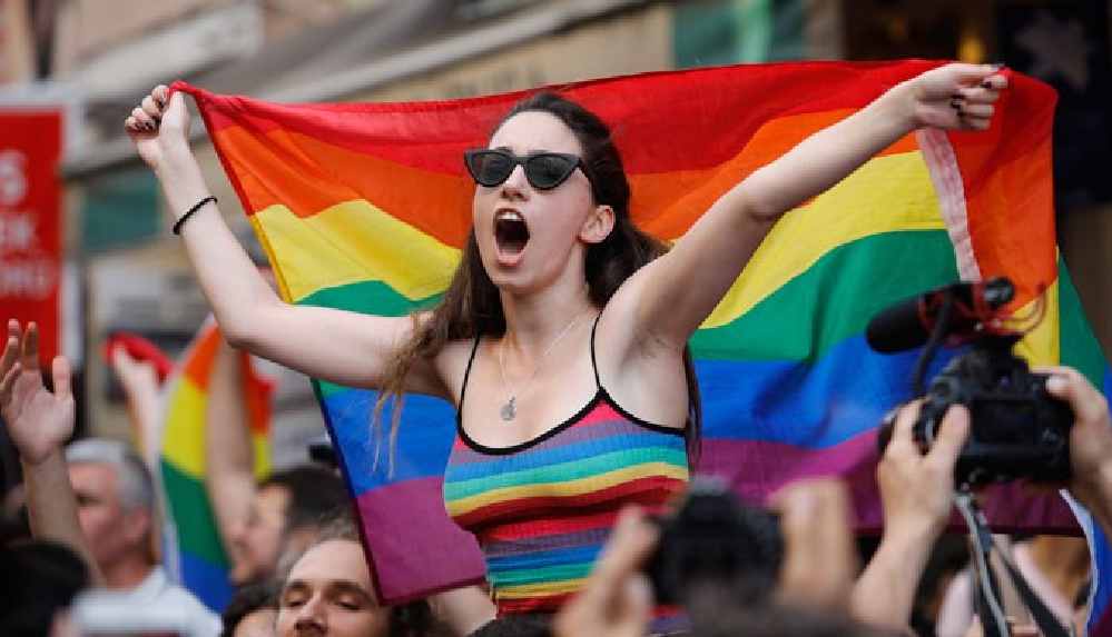 Bakanlık 'çocukları korumak' gerekçesiyle LGBT ve gökkuşağı temalı ürünler için +18 ibaresi getirdi