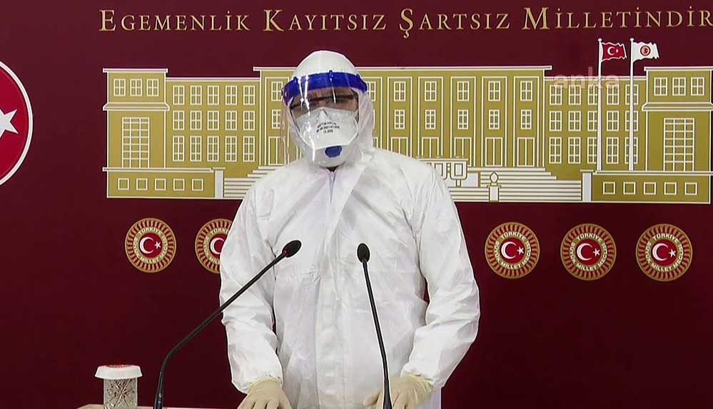 CHP'li Adıgüzel TBMM'de tulum giydi, sağlık çalışanlarının ödemelerini sordu