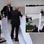 CHP'li Kaya, AKP hükümeti döneminde satılanların listesini çıkardı; liste 13 metreyi buldu 4 CHP'li-Kaya,-AKP-hükümeti-döneminde-satılanların-listesini-çıkardı;-liste-13-metreyi-buldu