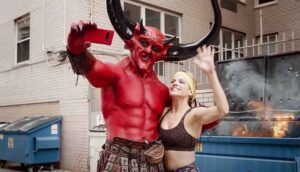 Çöpçatanlık uygulamasının reklamı viral oldu: Şeytan ve 2020 aşk yaşıyor