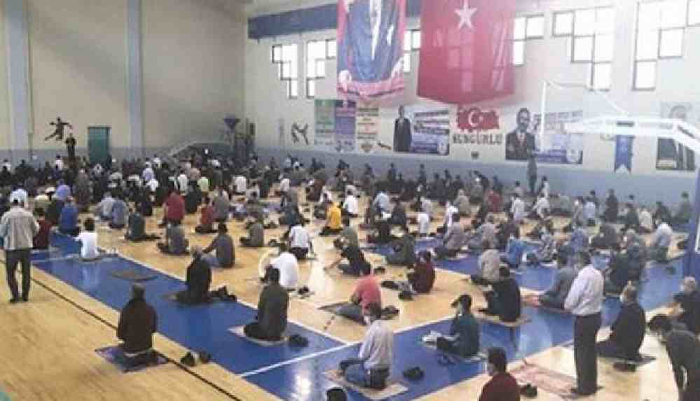 Cuma namazları spor salonlarında kılınacak