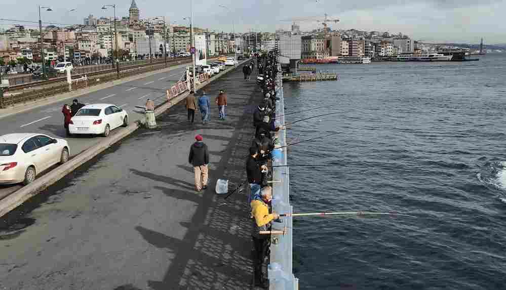 Denetim başladı_ Galata Köprüsü’nde olta balıkçılarına ‘3 metre kuralı’ denetimi