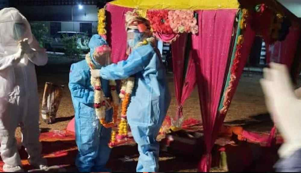 Düğünden birkaç saat önce pozitif çıktınca gelinlik yerine koruyucu ekipman giydi