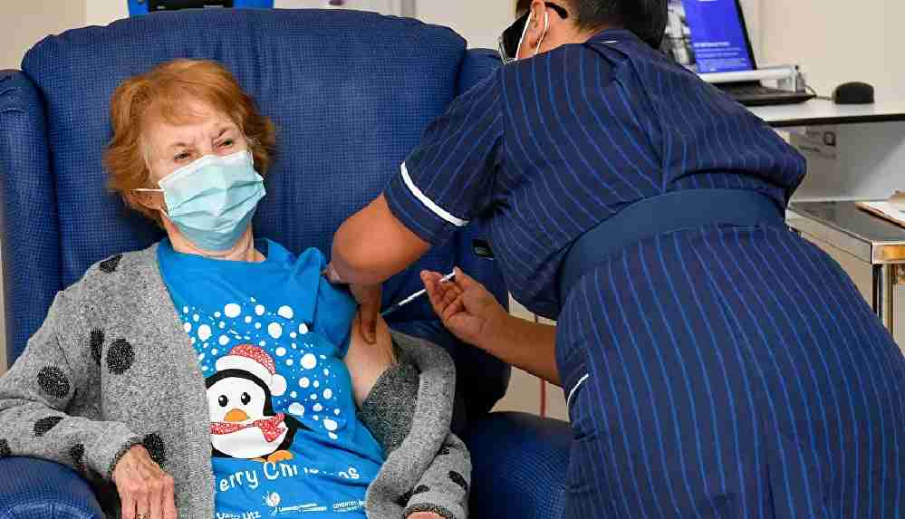 İngiltere'de ilk aşılama 90 yaşındaki bir kadına yapıldı