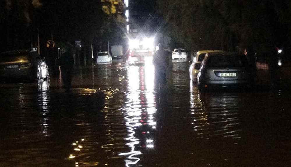 İzmir'de sele kapılan araçtaki 2 kişiden birinin cansız bedenine ulaşıldı