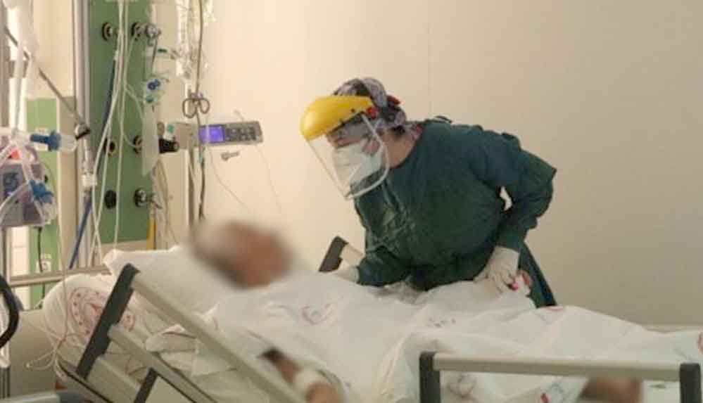 Koronavirüs hastasından sağlık çalışanını ağlatan istek: Yalvarıyorum biraz nefes verin