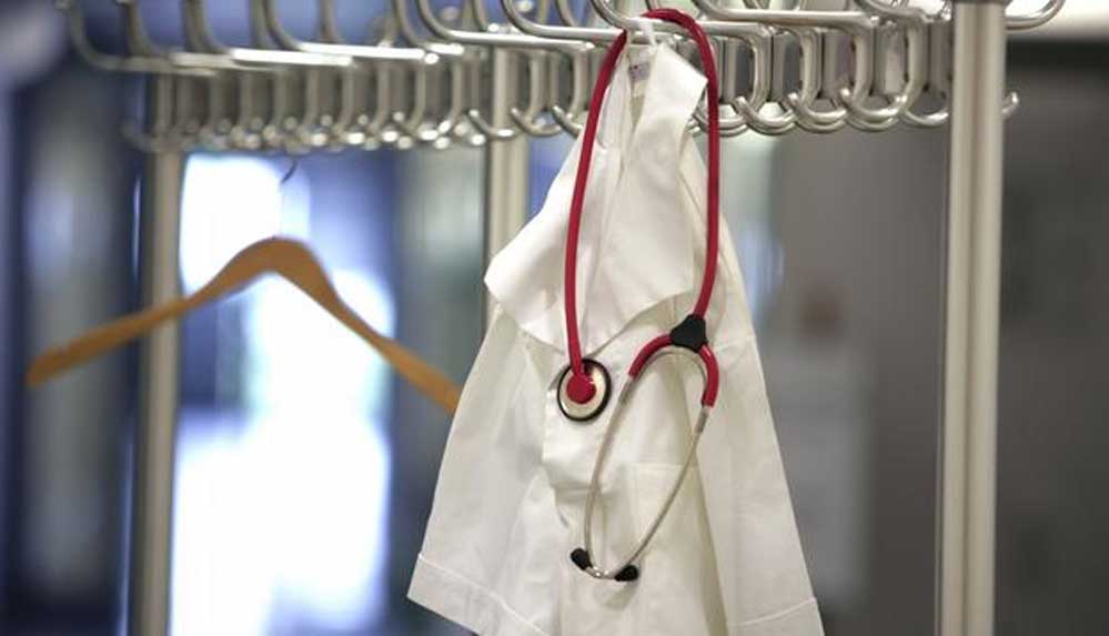 Koronavirüs-nedeniyle-yaşamını-yitiren-Dr.-Uğur-Ertuğrul'un-eşine-bağlanan-maaş-kesildi!