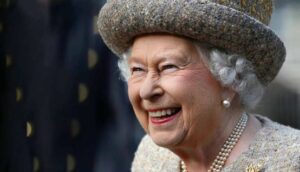 Kraliçe Elizabeth, Buckingham Sarayı'na yeni çalışanlar arıyor: Şef, şoför, bahçıvan