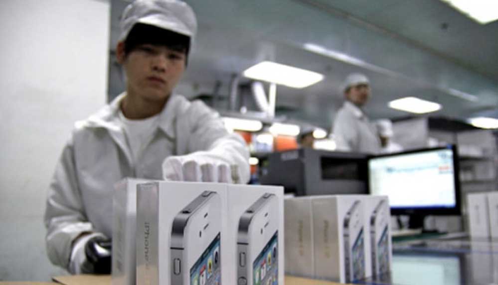 Maaşları-eksik-yatan-iPhone-işçileri-mesai-çıkışında-yöneticilerin-ofisini-bastı