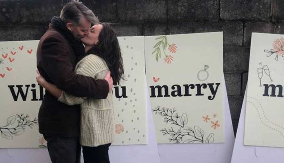 Makiniste, peronda evlenme teklifi: İstasyona vardığında sürprizle karşılaştı
