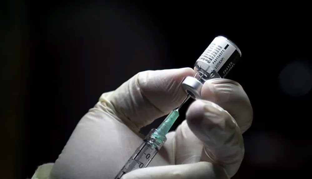 NYT: ABD'de Pfizer aşısı yapılan bir sağlıkçı hastanelik oldu