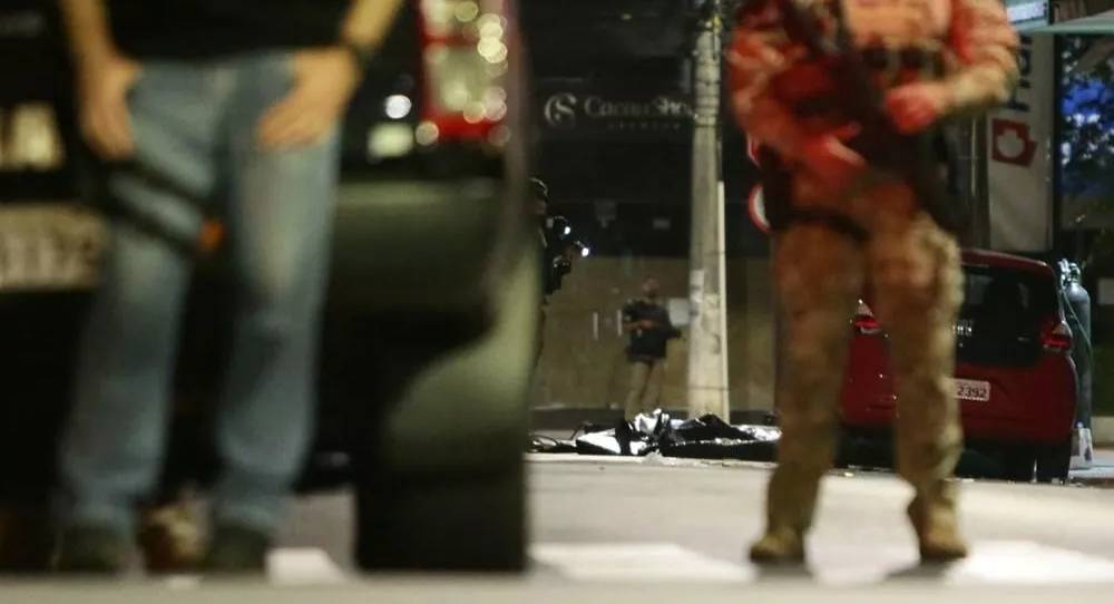 Otomatik silahlı 30 kişi banka soydu! Polisle çatışıp ortalığa para saçtılar 3 Otomatik silahlı 30 kişi banka soydu! Polisle çatışıp ortalığa para saçtılar