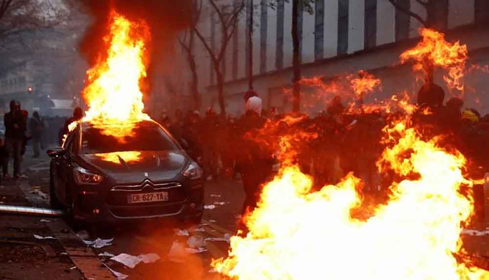 Paris’te gergin gün: Ortalık karıştı, araçlar ateşe verildi
