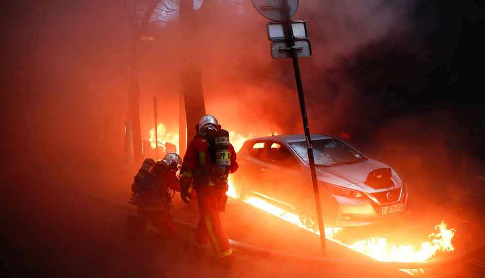 Paris’te gergin gün: Ortalık karıştı, araçlar ateşe verildi 4 Paris’te gergin gün: Ortalık karıştı, araçlar ateşe verildi