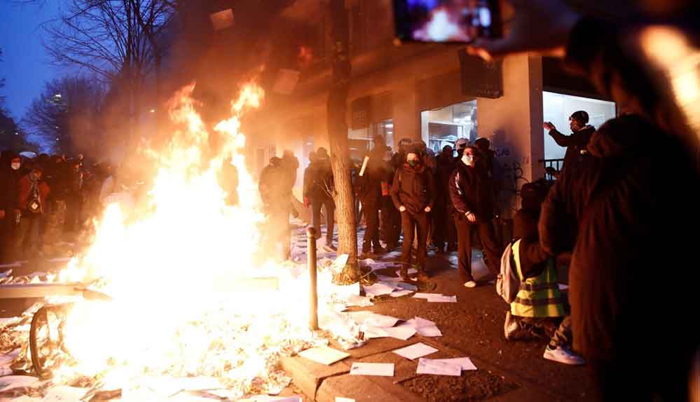 Paris’te-gergin-gün--Ortalık-karıştı,-araçlar-ateşe-verildi-3