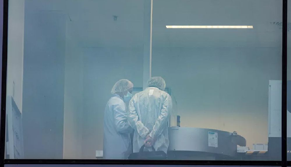 Pfizer CEO'su Burla'dan 'Aşı olanlar başkalarına virüs bulaştırabilir mi_' sorusuna yanıt_ Emin değiliz