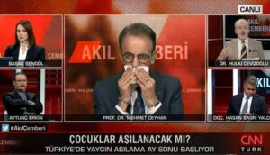 Prof.-Mehmet-Ceyhan-canlı-yayın-sırasında-rahatsızlandı,-hastaneye-kaldırıldı