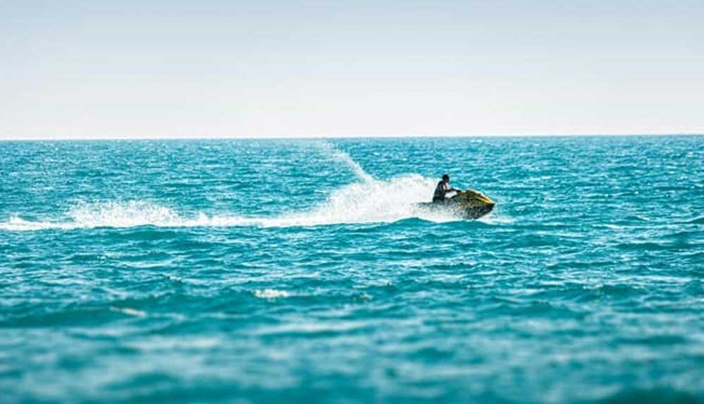 Sevgilisi için jet skiyle İskoçya’dan Man Adası’na giden adama ‘corona’ cezası 4 Sevgilisi-için-jet-skiyle-İskoçya’dan-Man-Adası’na-giden-adama-‘corona’-cezası