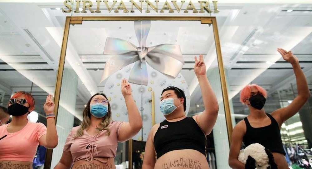 Tayland Kralı’nın resmi sevgilisinin çıplak fotoğrafları gazeteye basıldı