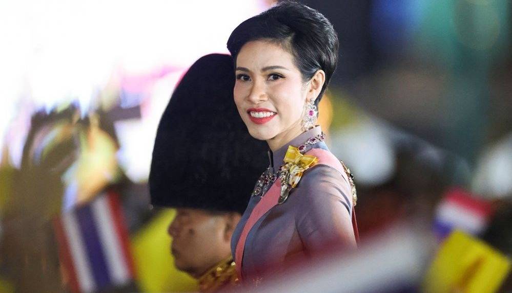 Tayland Kralı’nın resmi sevgilisinin çıplak fotoğrafları gazeteye basıldı