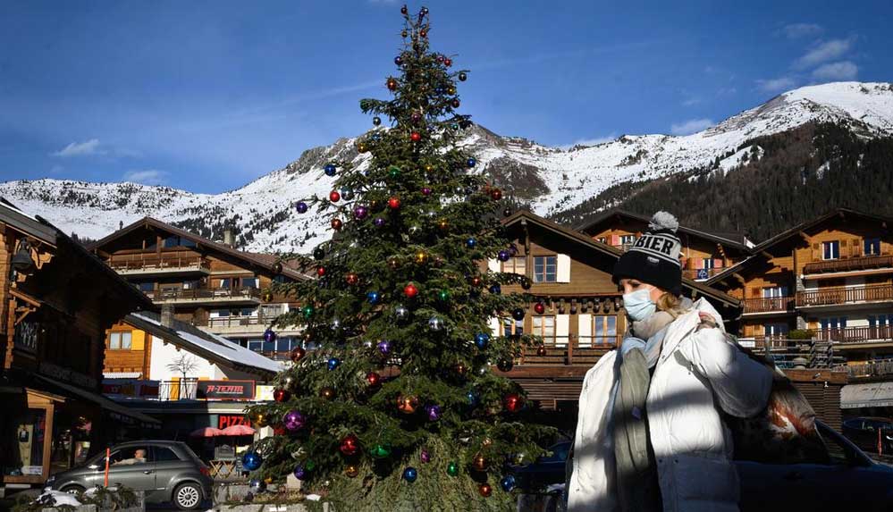 Yüzlerce Britanyalı turist, İsviçre'nin kayak merkezindeki Kovid-19 karantinasından kaçtı