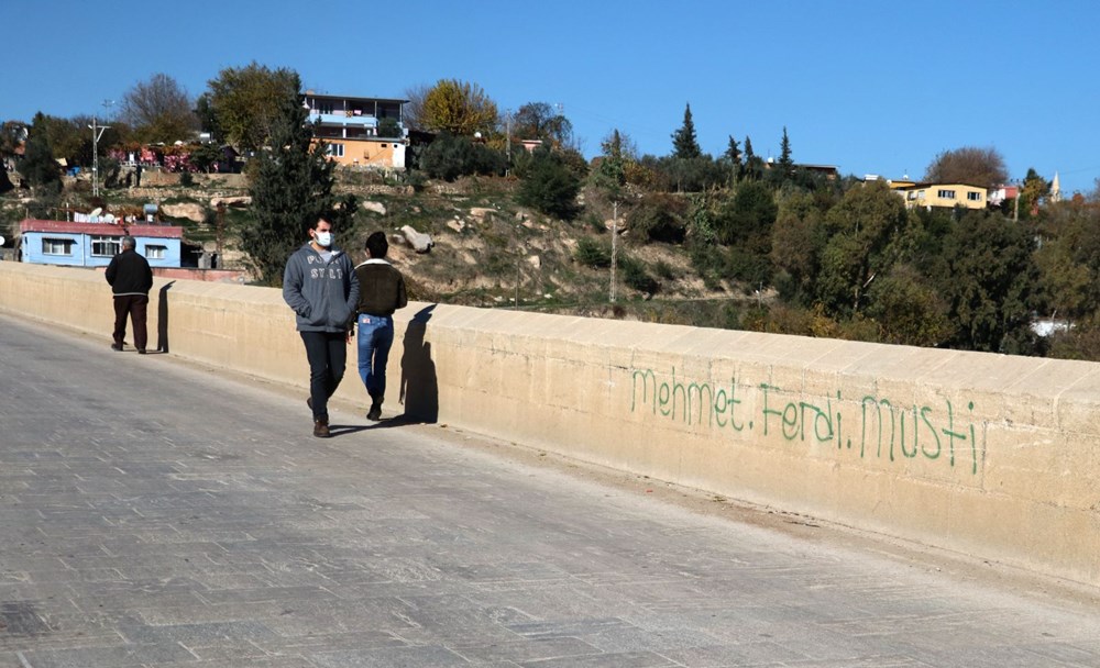 Tarihi köprüye sprey boya ile yazı yazdılar