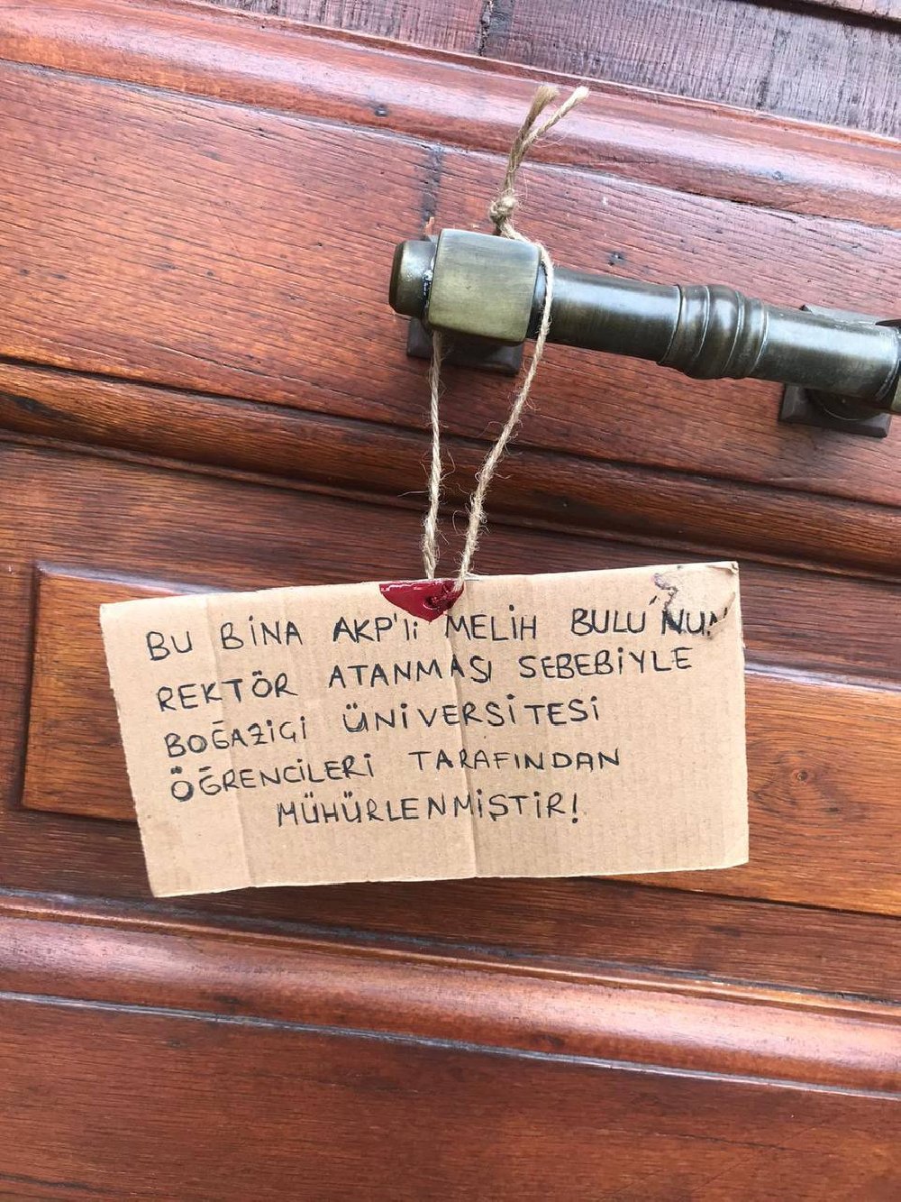 Boğaziçi Üniversitesi öğrencileri rektörlüğü mühürlediler