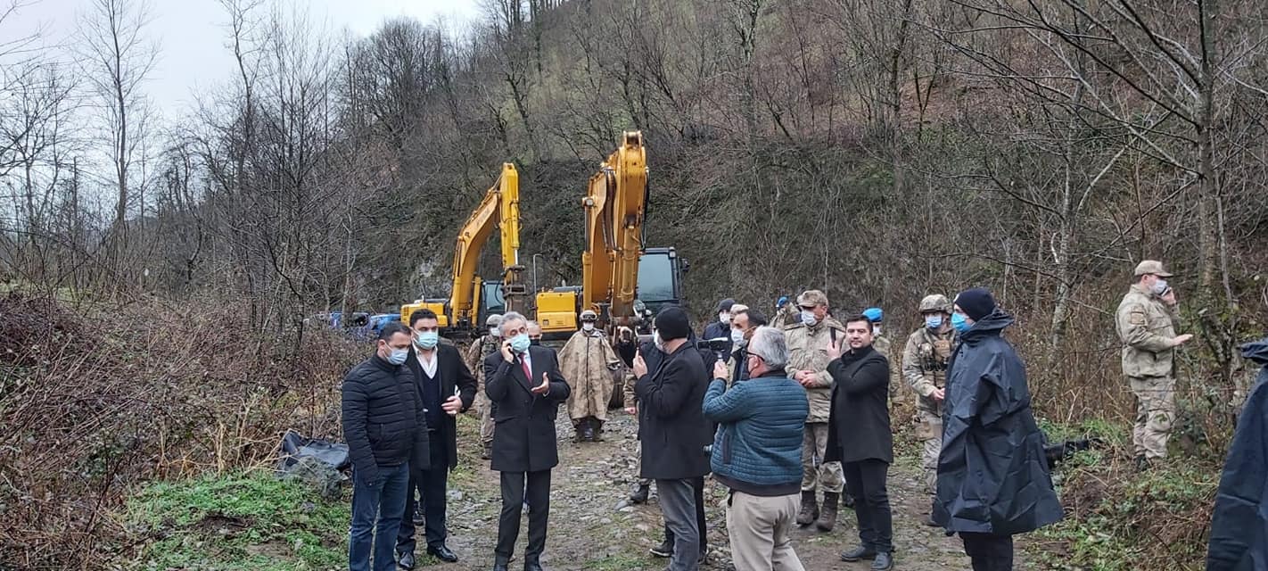 Halk HES’e geçit vermedi: İş makineleri dereden çıkarıldı