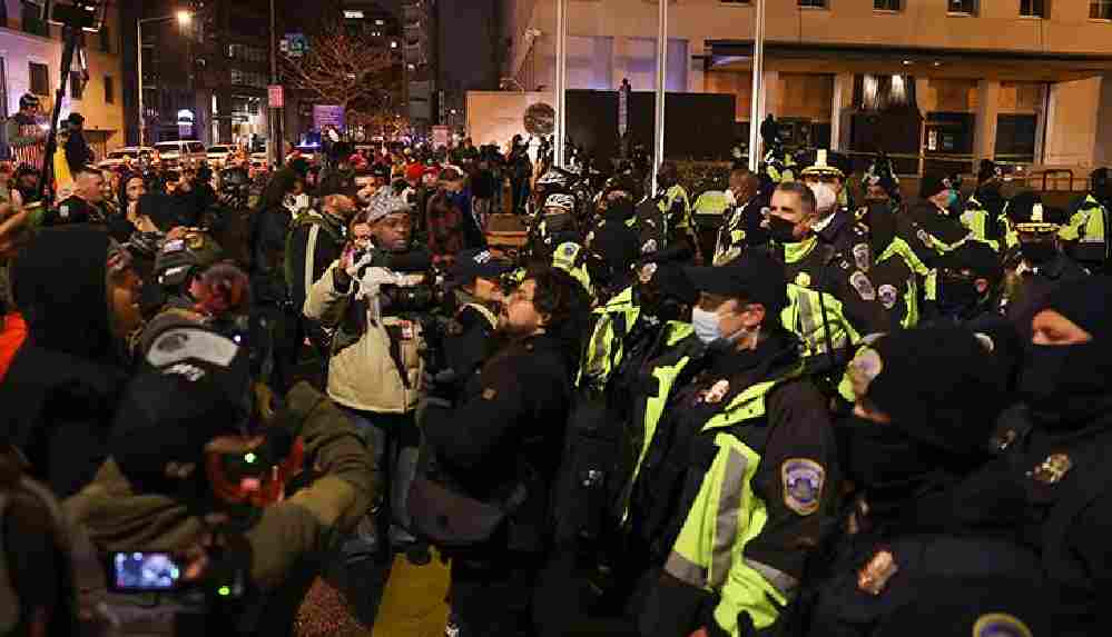 ABD'de protestolar şiddetlendi_ Trump destekçileri polis barikatını aşarak Kongre binasına girdi