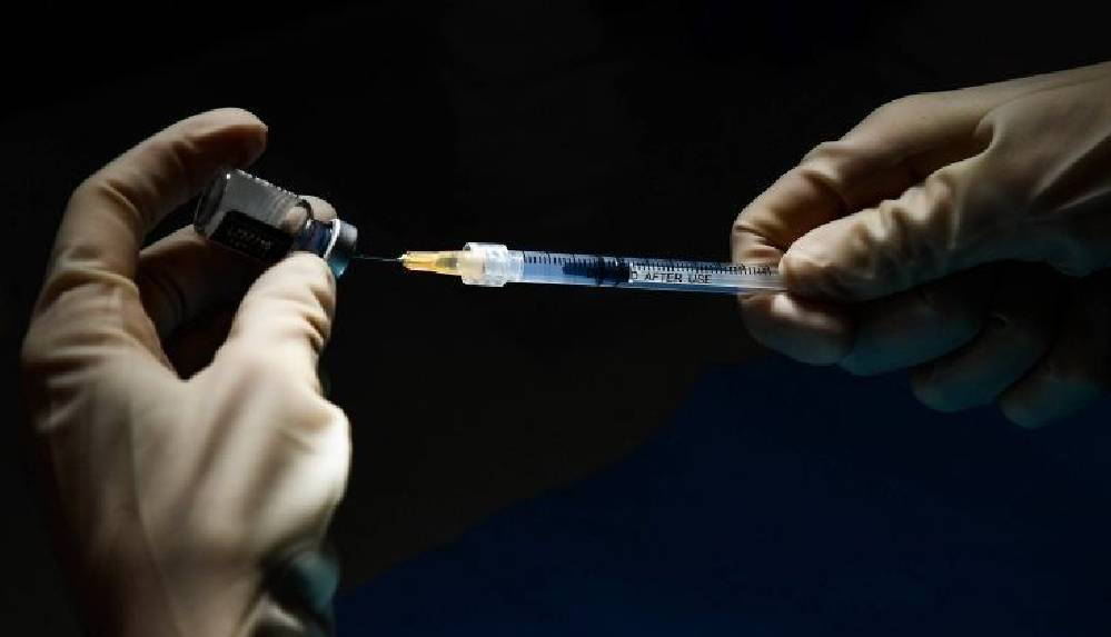 Artan koronavirüs aşılarını akrabalarına yapan sağlık çalışanları hakkında inceleme