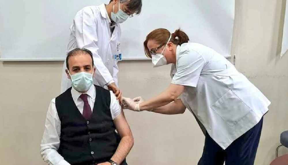 Aşı yaptıran AKP’li vekile tepki: Sağlık çalışanı mısınız?
