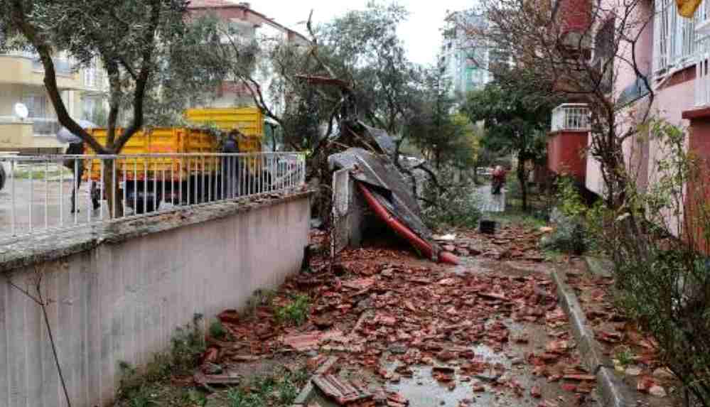 Denizli'deki fırtınada çatılar uçtu