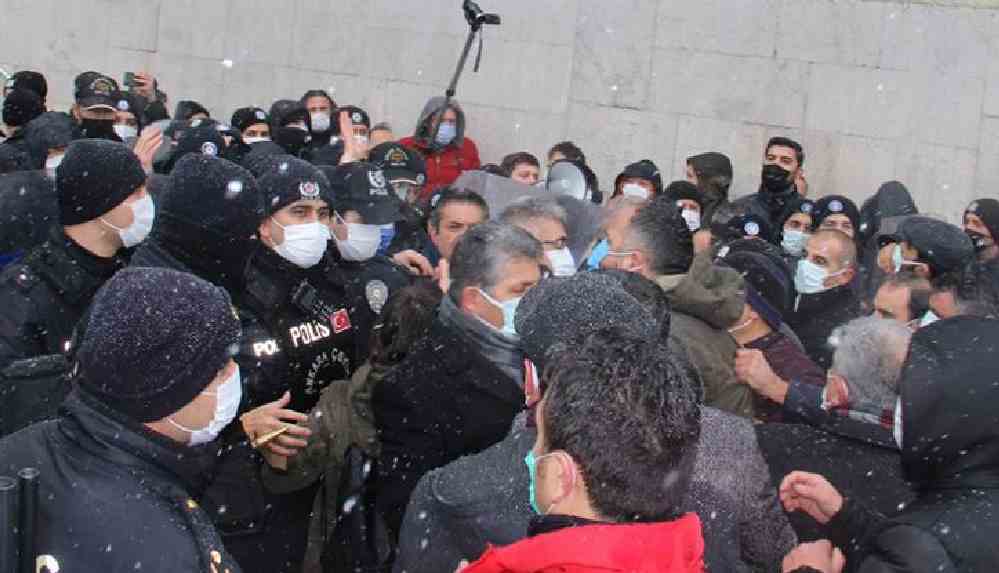 Emekçilerin ‘sefalet zammı’ protestosuna polis müdahalesi: Sendika başkanları gözaltına alındı