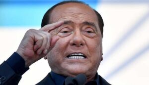 Eski İtalya Başbakanı Silvio Berlusconi hastaneye kaldırıldı